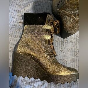 Timberland metallic embossed leather wedge boots with velvet top cuff 7